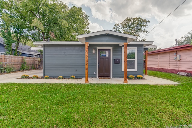 view of front of property featuring a front yard