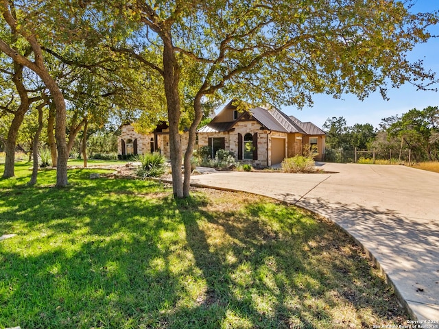 view of front of house featuring a front lawn