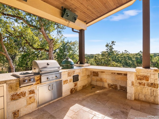 view of patio / terrace with an outdoor kitchen and grilling area