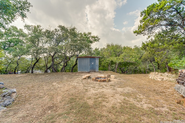 view of yard with a shed