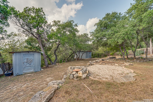 view of yard featuring a storage shed