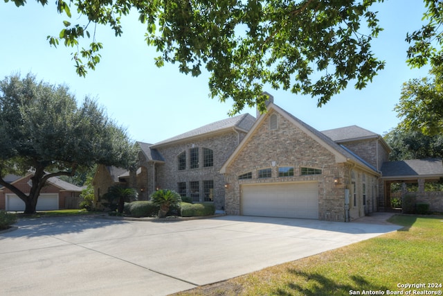 view of front of house featuring a front lawn