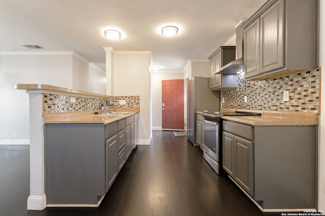 kitchen featuring gray cabinets, dark hardwood / wood-style floors, stainless steel electric range oven, and sink