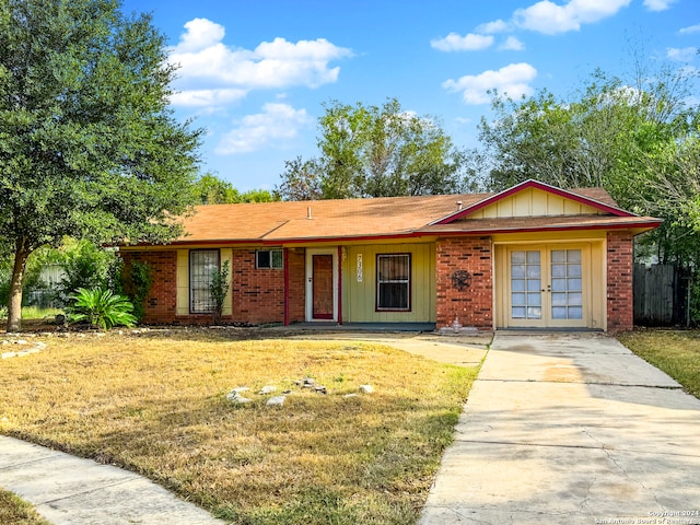 ranch-style house featuring a front lawn