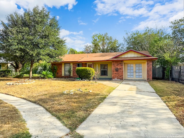 ranch-style house featuring a front yard