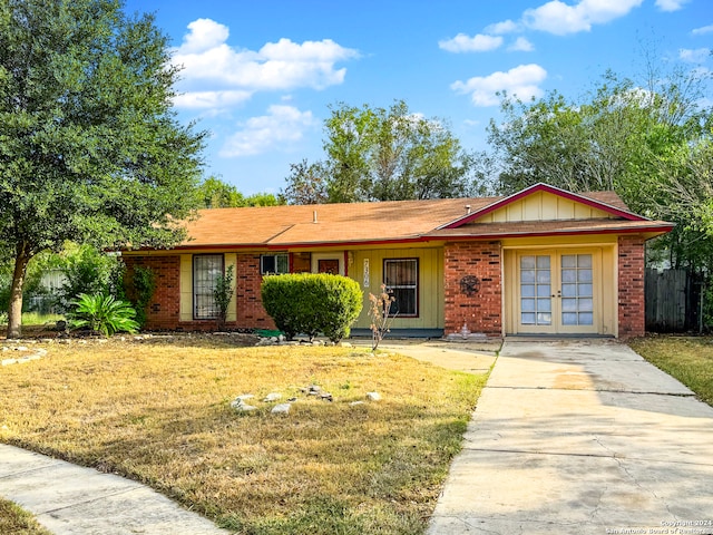 ranch-style house featuring a front yard