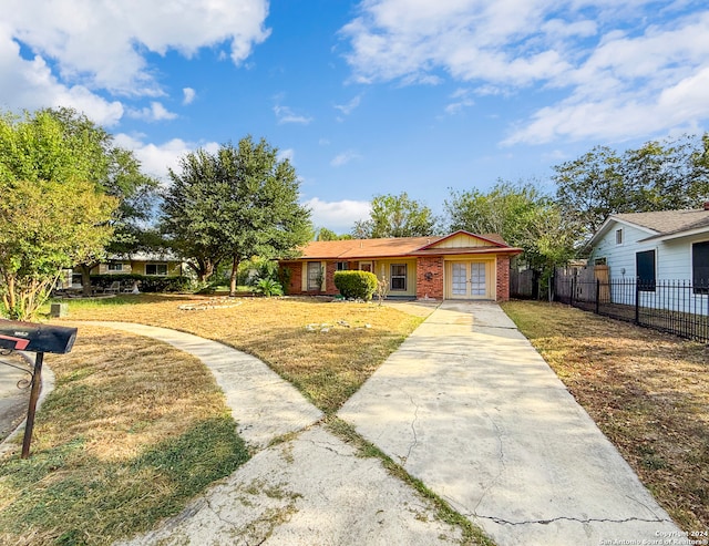 view of front of home featuring a front yard