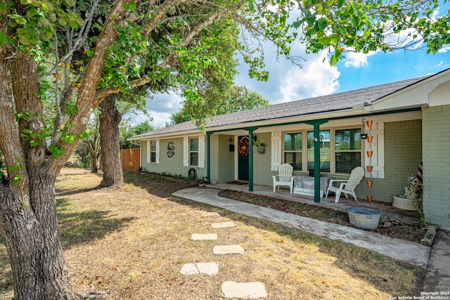 ranch-style home with a porch