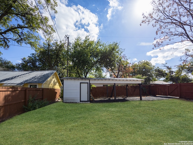 view of yard featuring a shed