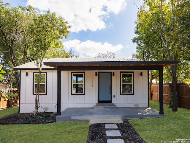 view of front of property featuring a porch and a front lawn