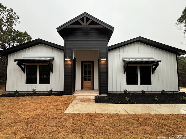 modern farmhouse style home featuring a front lawn