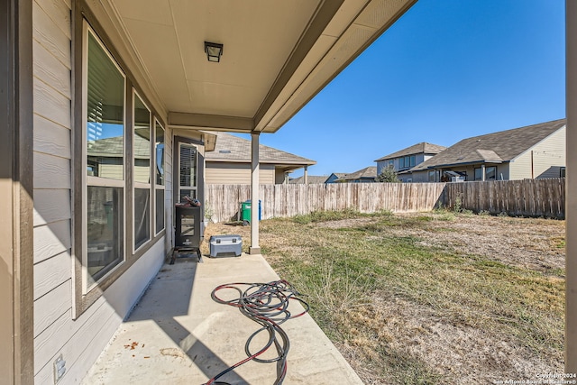 view of yard featuring a patio area