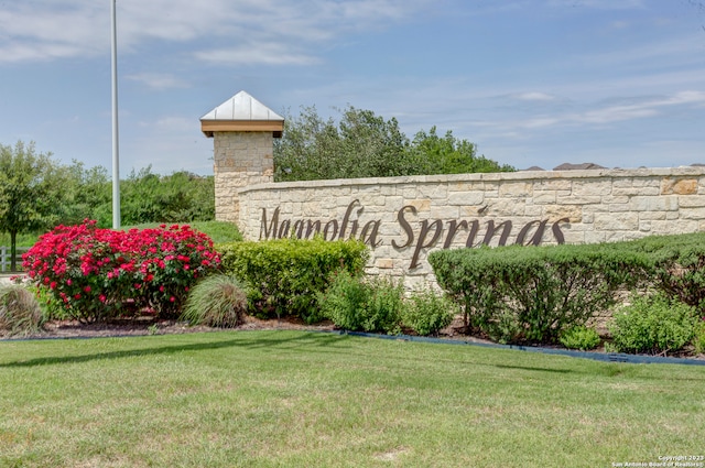 community / neighborhood sign featuring a lawn