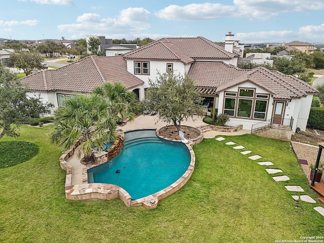 view of swimming pool featuring a yard