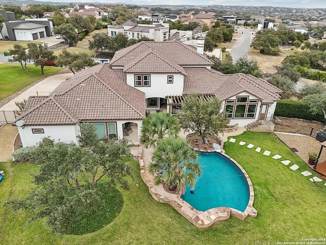 view of swimming pool featuring a lawn