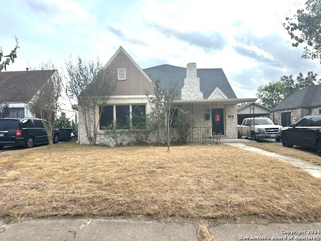 view of front of property with a front lawn