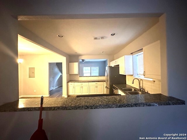 kitchen featuring plenty of natural light, sink, and kitchen peninsula