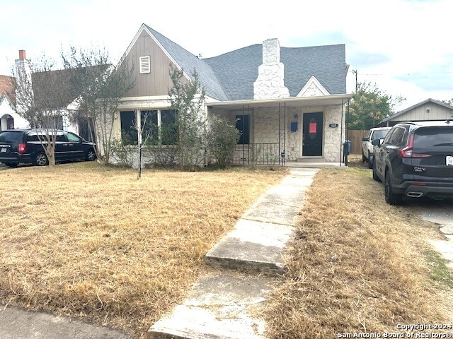 view of front of home featuring covered porch and a front yard