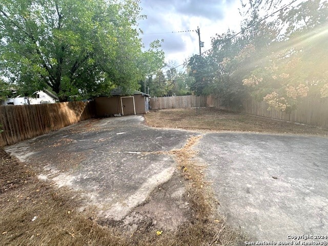 view of yard with a storage unit