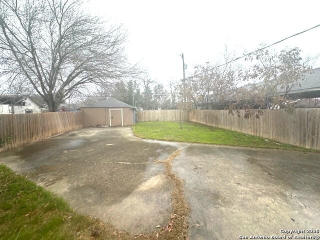 view of yard with an outdoor structure