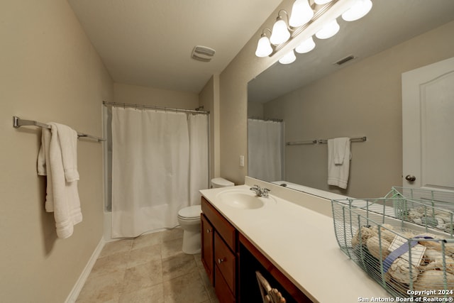 bathroom featuring a shower with shower curtain, vanity, and toilet