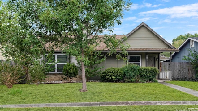 view of front of property featuring a front lawn