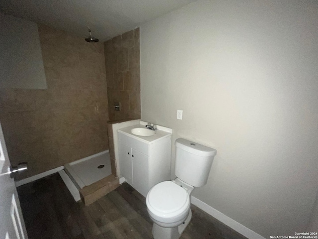 118 Odis, San Antonio, TX 78204 - bathroom with tiled shower, wood finished floors, toilet, vanity, and baseboards
