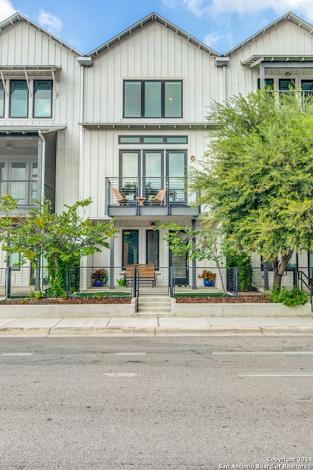 view of front of property featuring a balcony