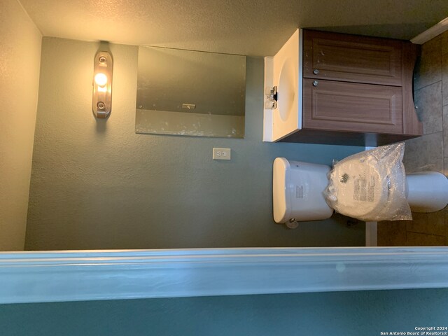 bathroom featuring a textured ceiling