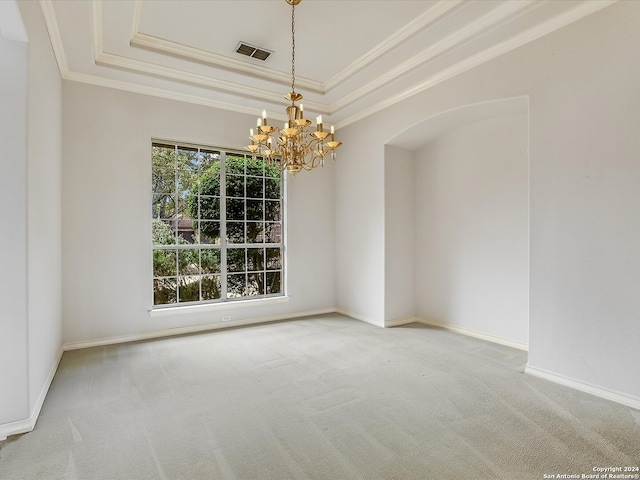 spare room with ornamental molding, carpet floors, a raised ceiling, and an inviting chandelier