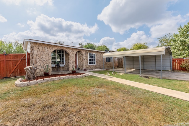 ranch-style house featuring a front yard