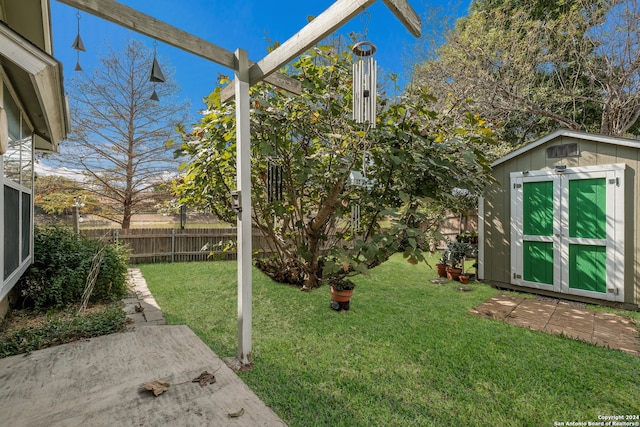 view of yard featuring a shed