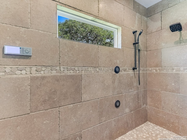 room details featuring a tile shower