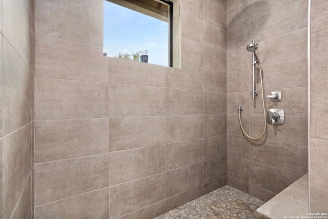 bathroom featuring a tile shower