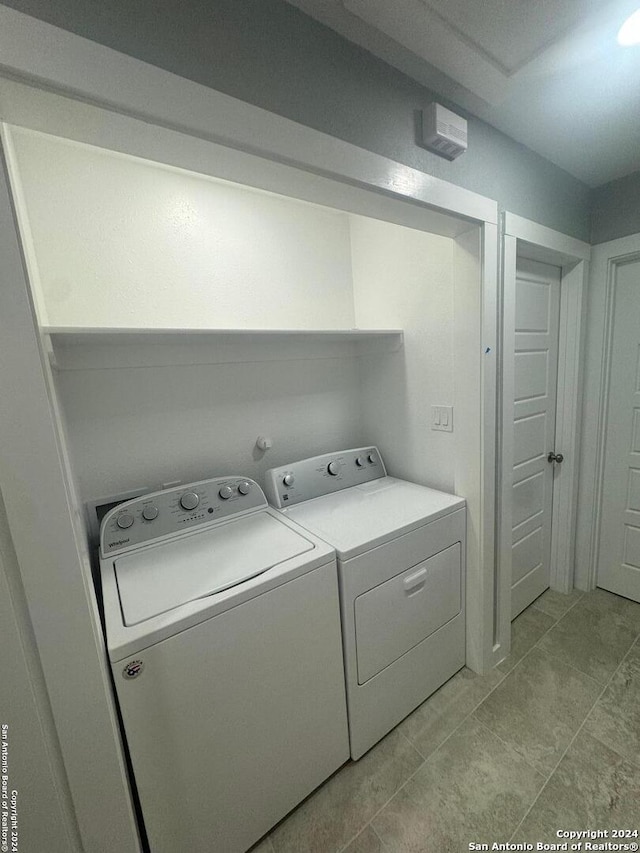 washroom featuring light tile patterned floors and independent washer and dryer