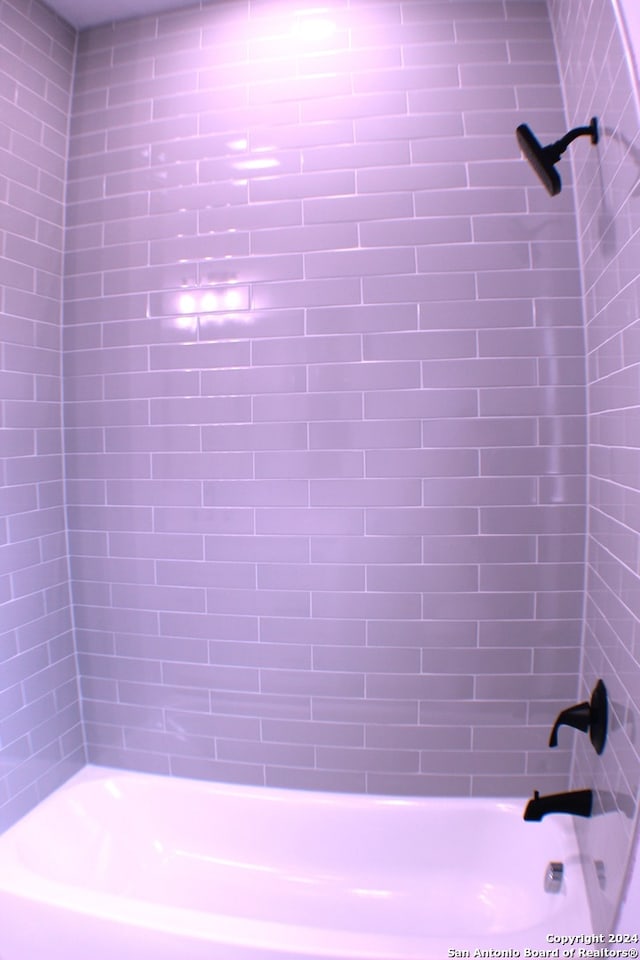 bathroom with tiled shower / bath