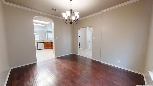 empty room featuring light hardwood / wood-style floors, sink, crown molding, and an inviting chandelier