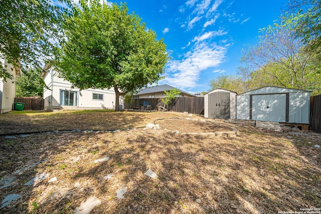 view of yard featuring a storage shed