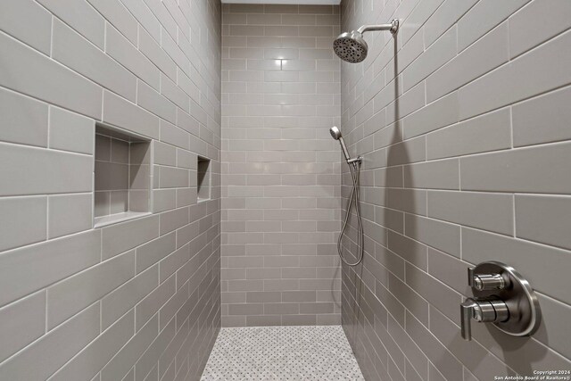 706 W Creek, Fredericksburg, TX 78624 - bathroom with tiled shower