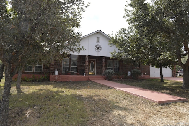 view of front of house featuring a garage and a front yard