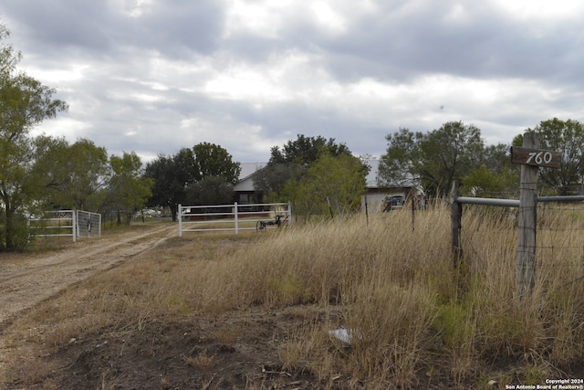 view of yard featuring a rural view