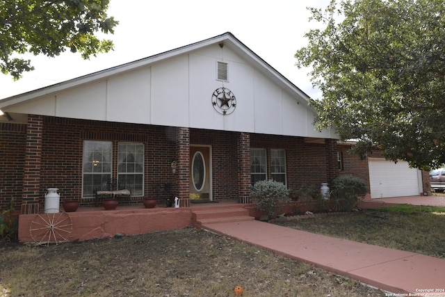 view of front facade with a garage