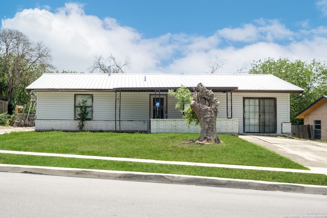 ranch-style house with a front yard