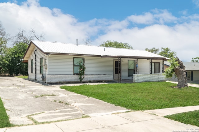 ranch-style house with a front yard