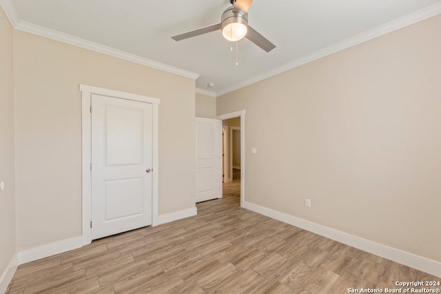 unfurnished bedroom featuring light wood-type flooring, ceiling fan, and crown molding