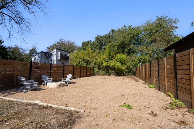 view of yard featuring an outdoor fire pit