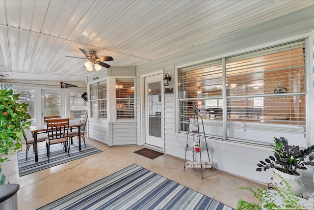 sunroom with ceiling fan