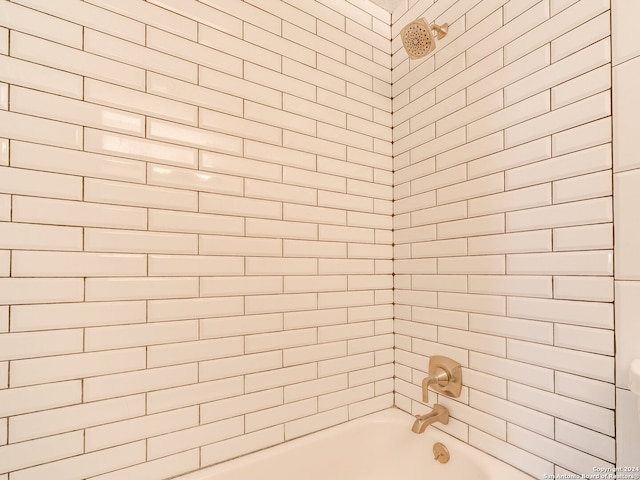 bathroom featuring tiled shower / bath combo