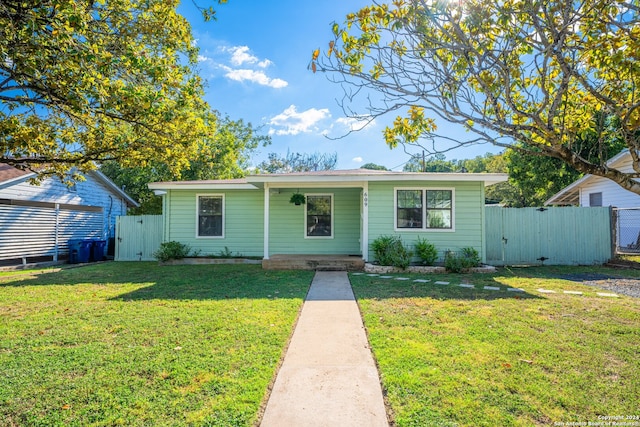 view of front of home featuring a front lawn