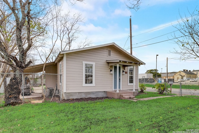 view of front of home featuring a front lawn